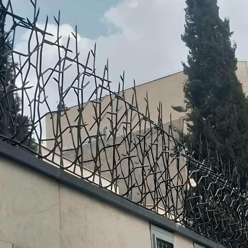 سفارش حفاظ دو ردیفه برای تاج دیوار