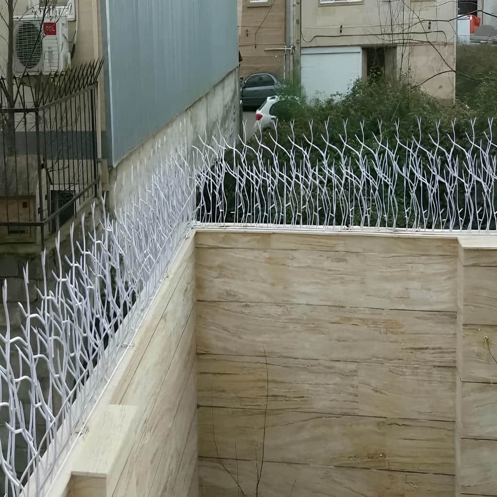 ساخت حفاظ نیزاری برای افزایش ارتفاع دیوار حیاط