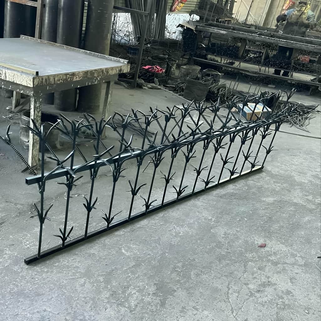نصب حفاظ سرنیزه‌ای روی دیوار محوطه باغ