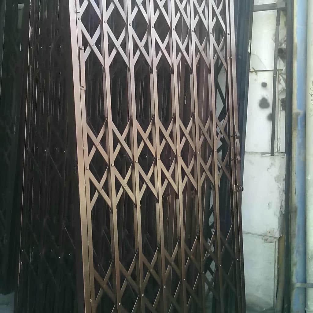 نصب درب آکاردئونی ضد سرقت پشت در ورودی واحد