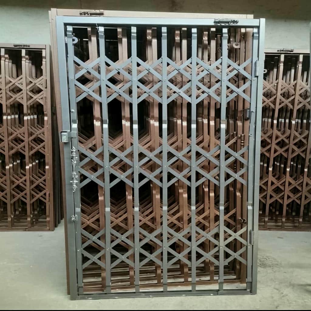 نمای بسته درب حفاظ فلزی ورودی واحد مقابل در اصلی نمای بسته درب حفاظ فلزی ورودی واحد مقابل در اصلی