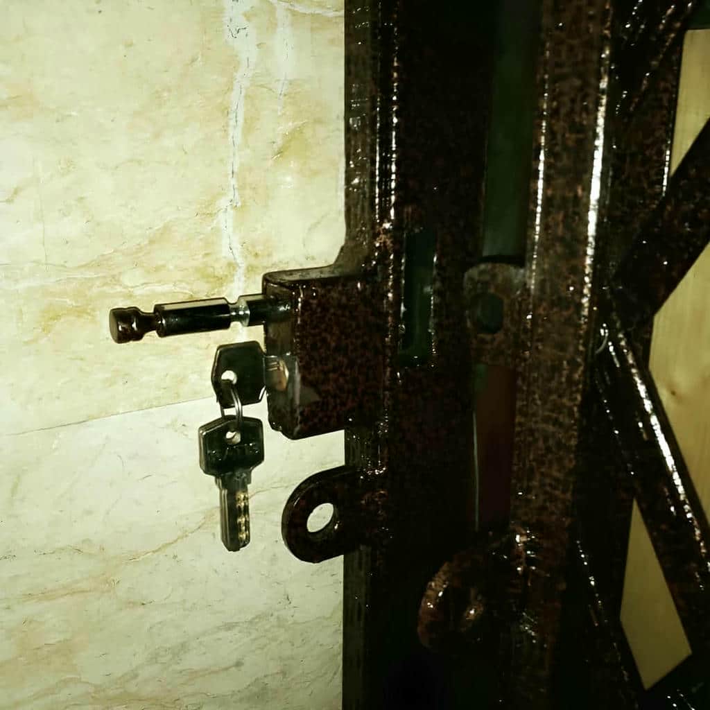 خدمات نصب درب آکاردئونی طلایی سلطنتی برای ورودی