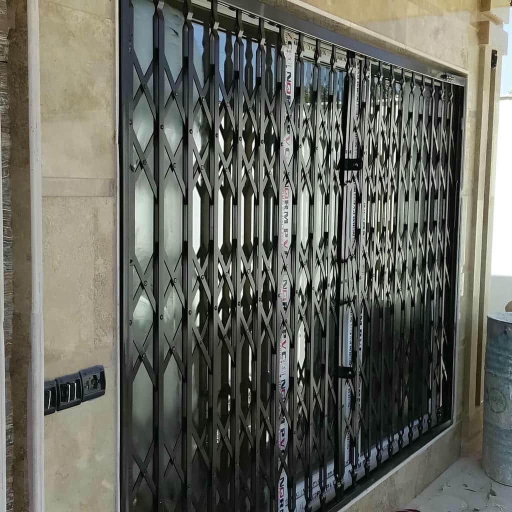 اجرای درب حفاظ فلزی ورودی واحد با شبکه منظم