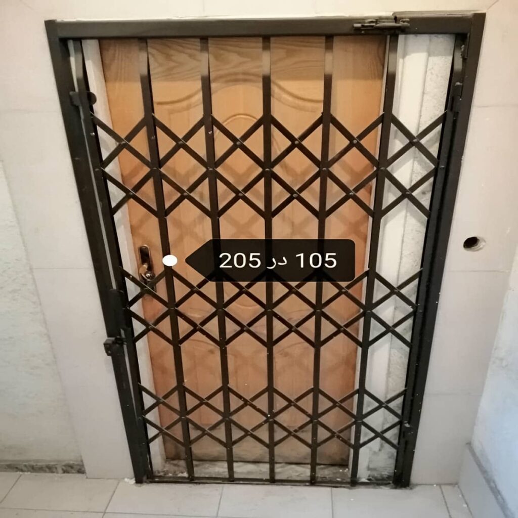 نصب درب آکاردئونی سلطنتی گل دار با ریل تراز