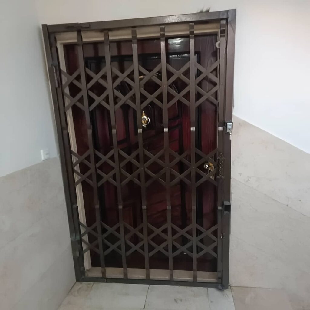 فروش درب آکاردئونی سلطنتی گل دار با قفل توکار