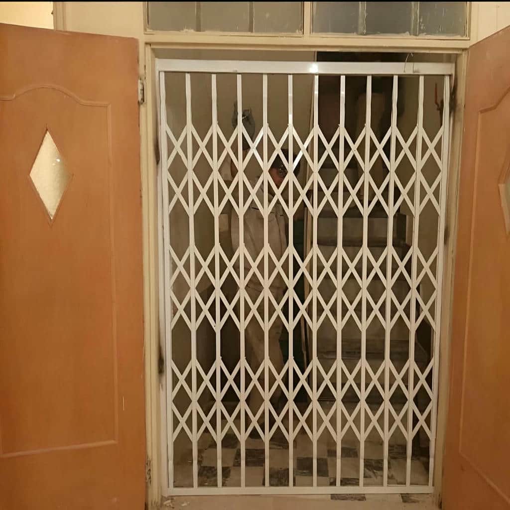 خدمات نصب حفاظ آکاردئونی دو جداره ورودی برای دهانه ساختمان