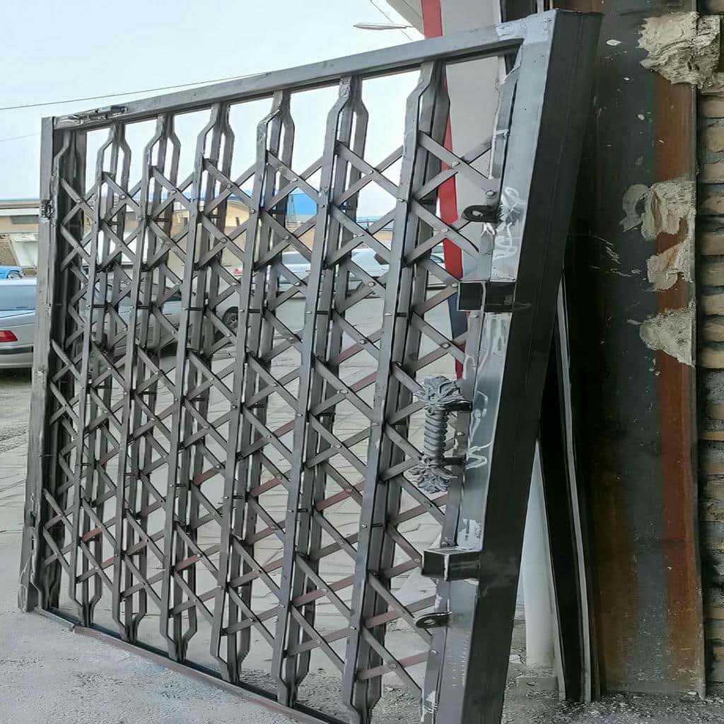 نصب درب آکاردئونی تسمه پهن آهنی با ریل تراز