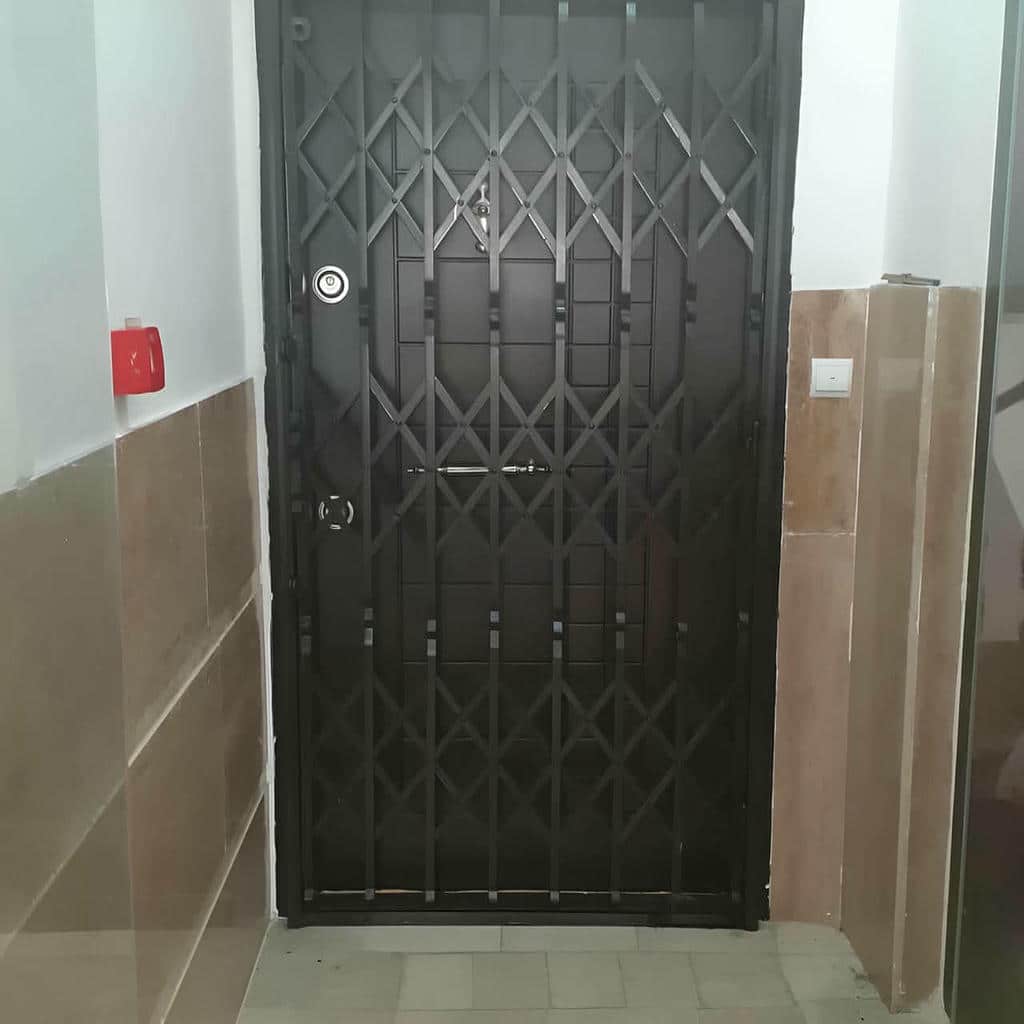اجرای درب آکاردئونی طلایی سلطنتی با تزئینات منظم