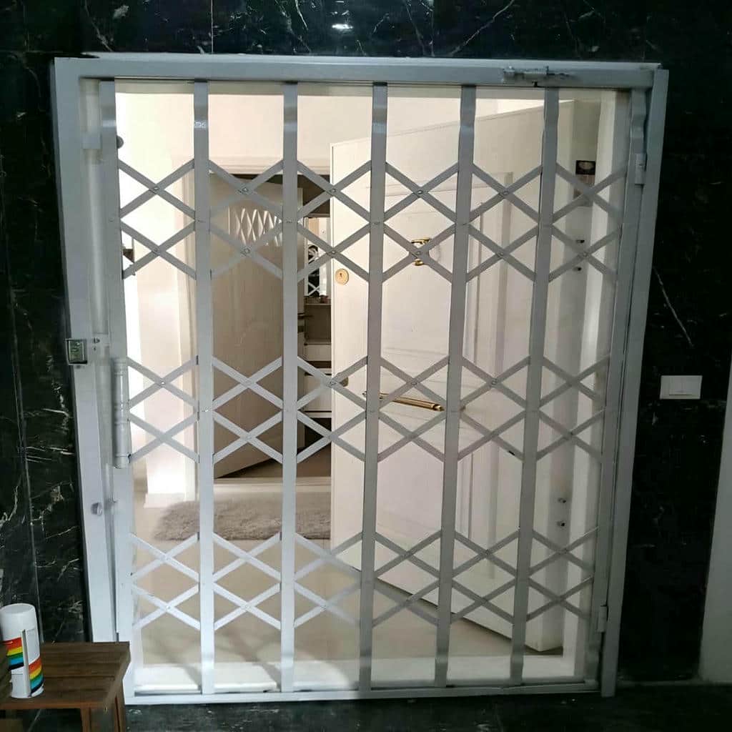 اجرای درب آکاردئونی سلطنتی گل دار با تزئینات منظم