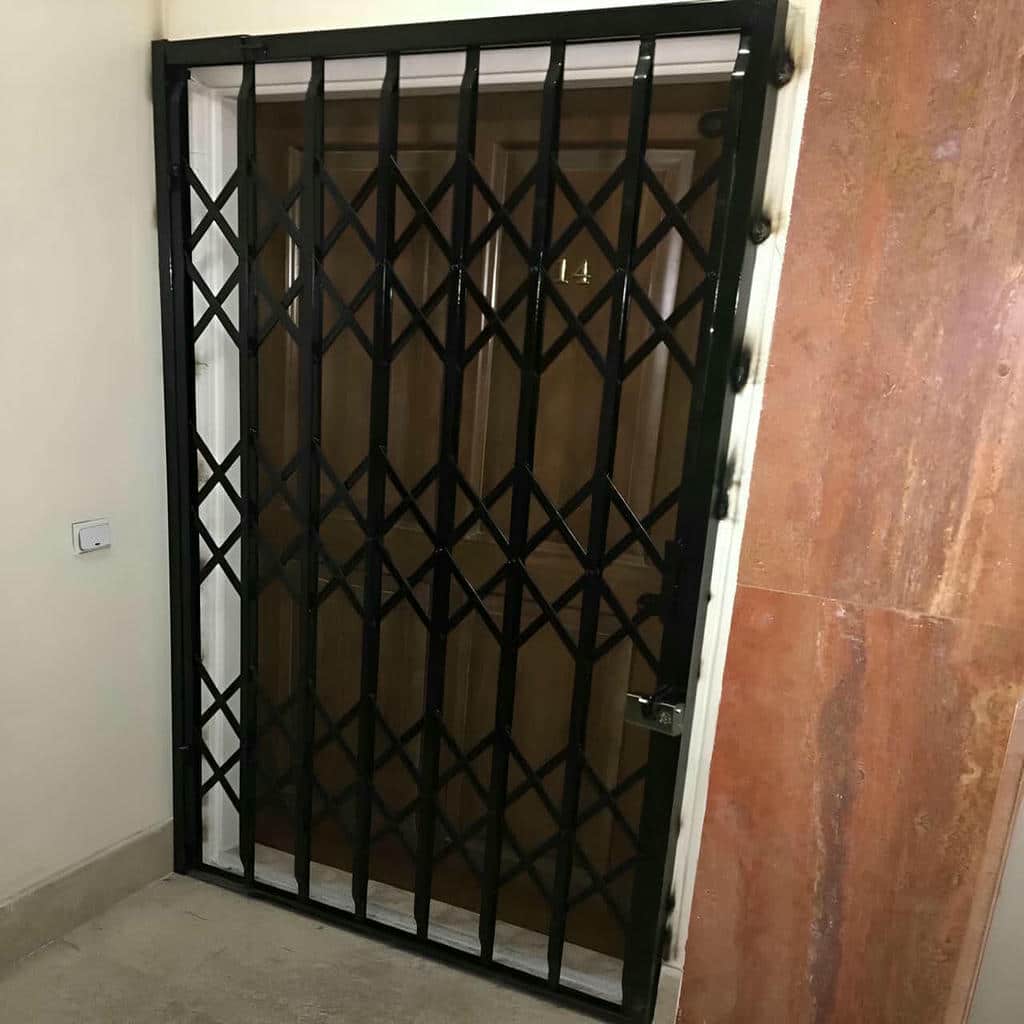 اجرای درب آکاردئونی سفید طلایی با مرزبندی دقیق رنگ اجرای درب آکاردئونی سفید طلایی با مرزبندی دقیق رنگ