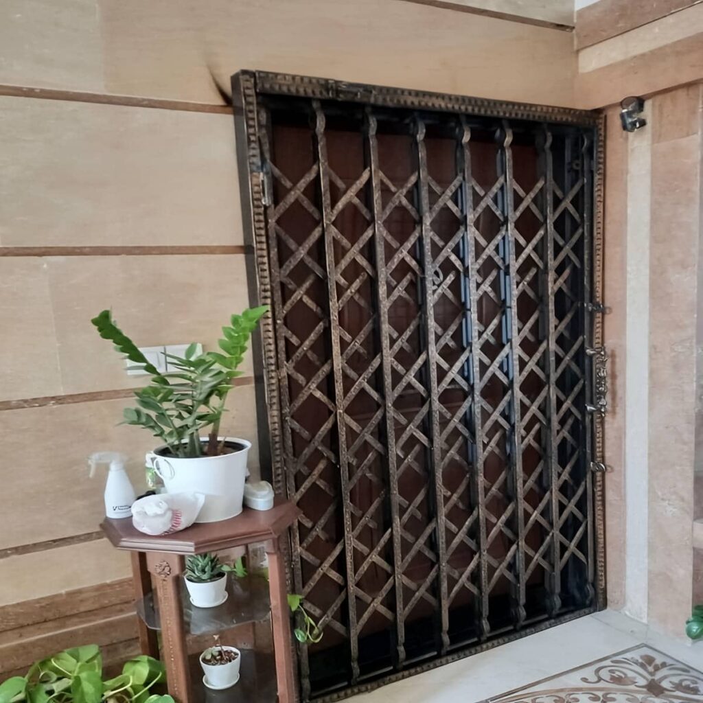 12 مدل حفاظ پشت درب آپارتمان ریلی