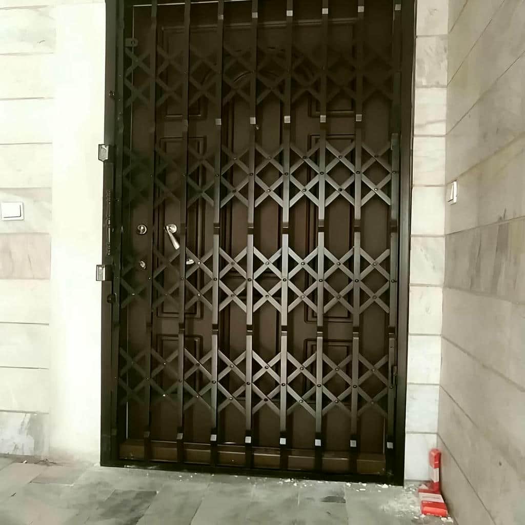 نمای باز حفاظ درب ضد سرقت فلزی کنار چارچوب نمای باز حفاظ درب ضد سرقت فلزی کنار چارچوب