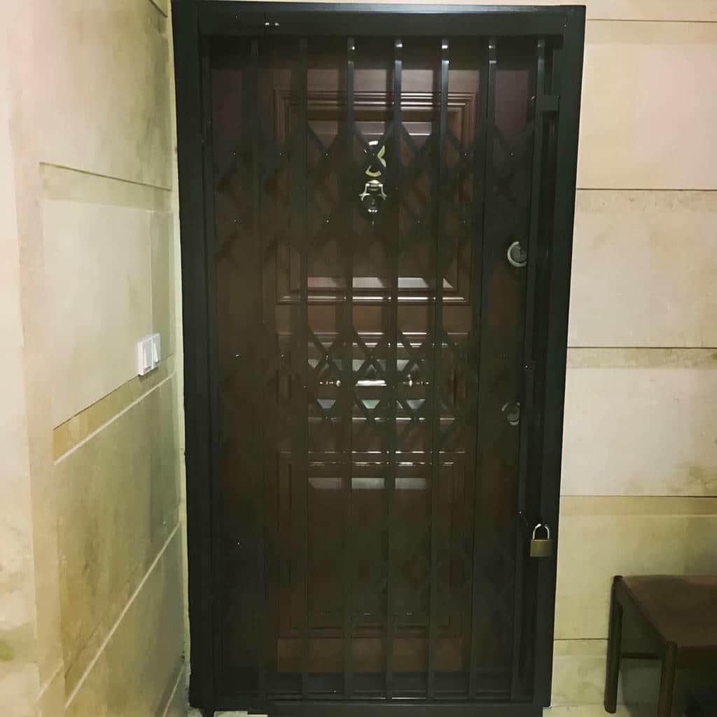 خدمات نصب درب آکاردئونی سلطنتی گل دار برای ورودی
