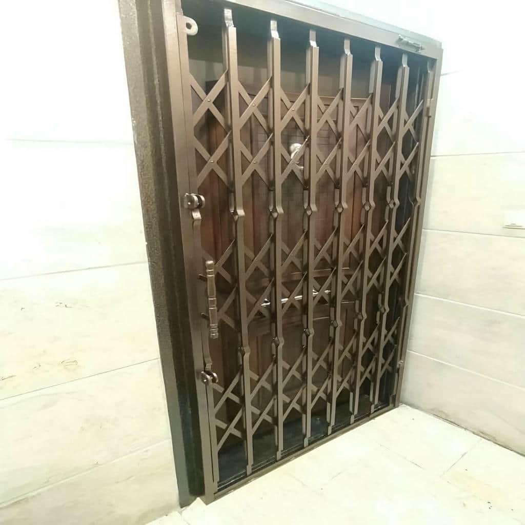 نصب حفاظ پشت درب آپارتمان ریلی با ریل تراز نصب حفاظ پشت درب آپارتمان ریلی با ریل تراز