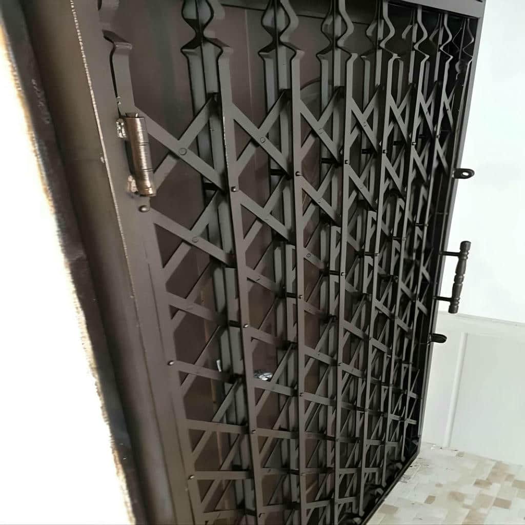 ساخت درب آکاردئونی مدرن مشکی ورودی اداری با پروفیل مقاوم