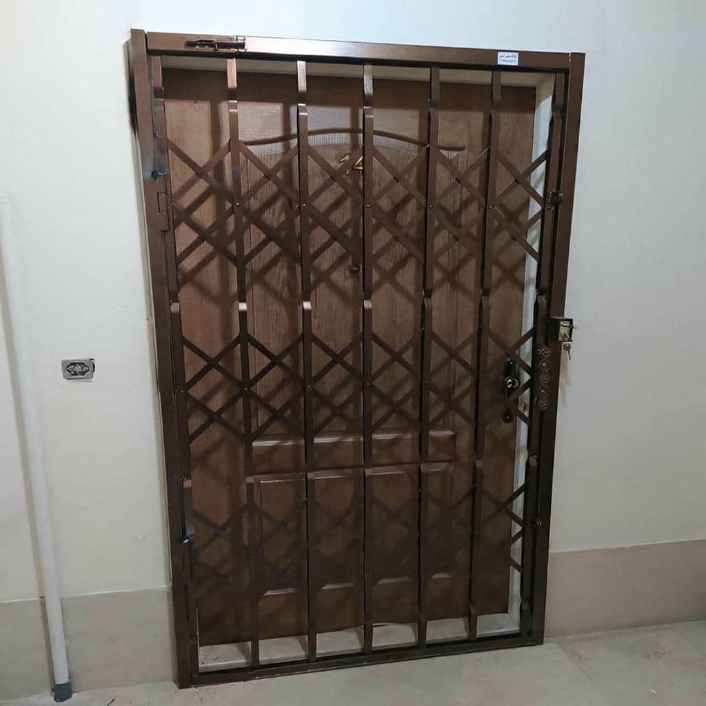 اجرای حفاظ آکاردئونی درب واحد مسکونی با ریل روان اجرای حفاظ آکاردئونی درب واحد مسکونی با ریل روان