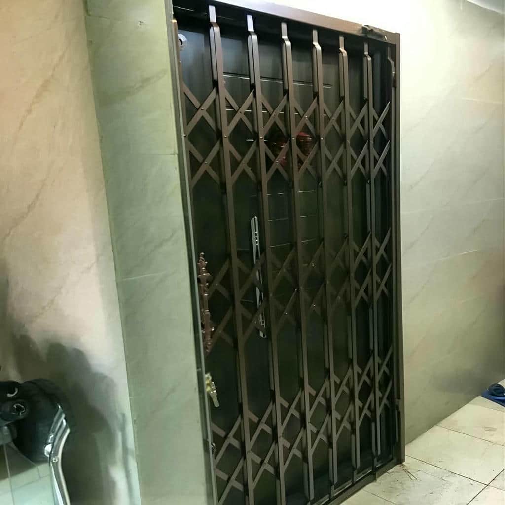 نصب حفاظ درب ضد سرقت فلزی با قاب تراز نصب حفاظ درب ضد سرقت فلزی با قاب تراز