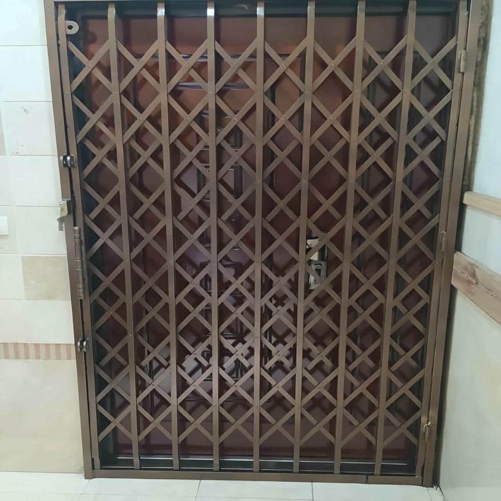 نصب درب آکاردئونی سفید طلایی با ریل تراز نصب درب آکاردئونی سفید طلایی با ریل تراز