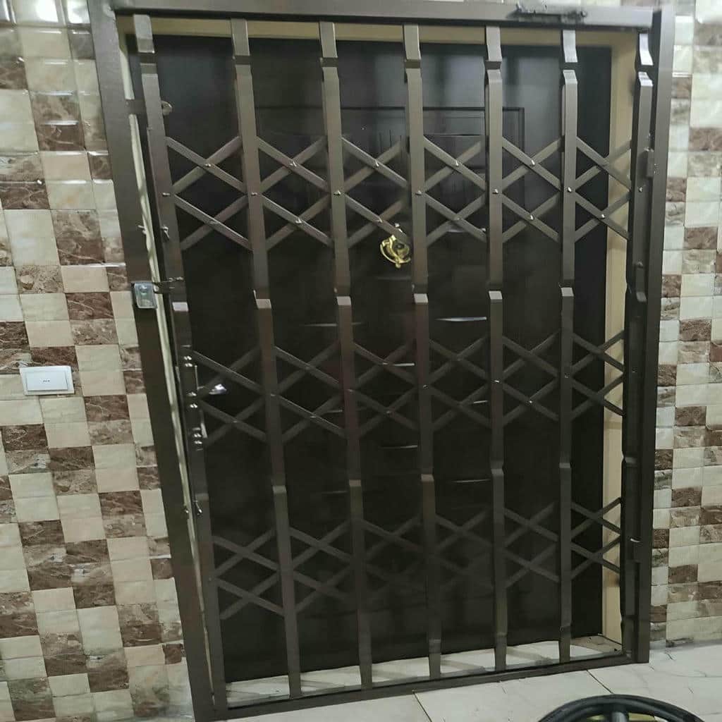 خرید درب آکاردئونی مدرن مشکی ورودی اداری با انتخاب آگاهانه