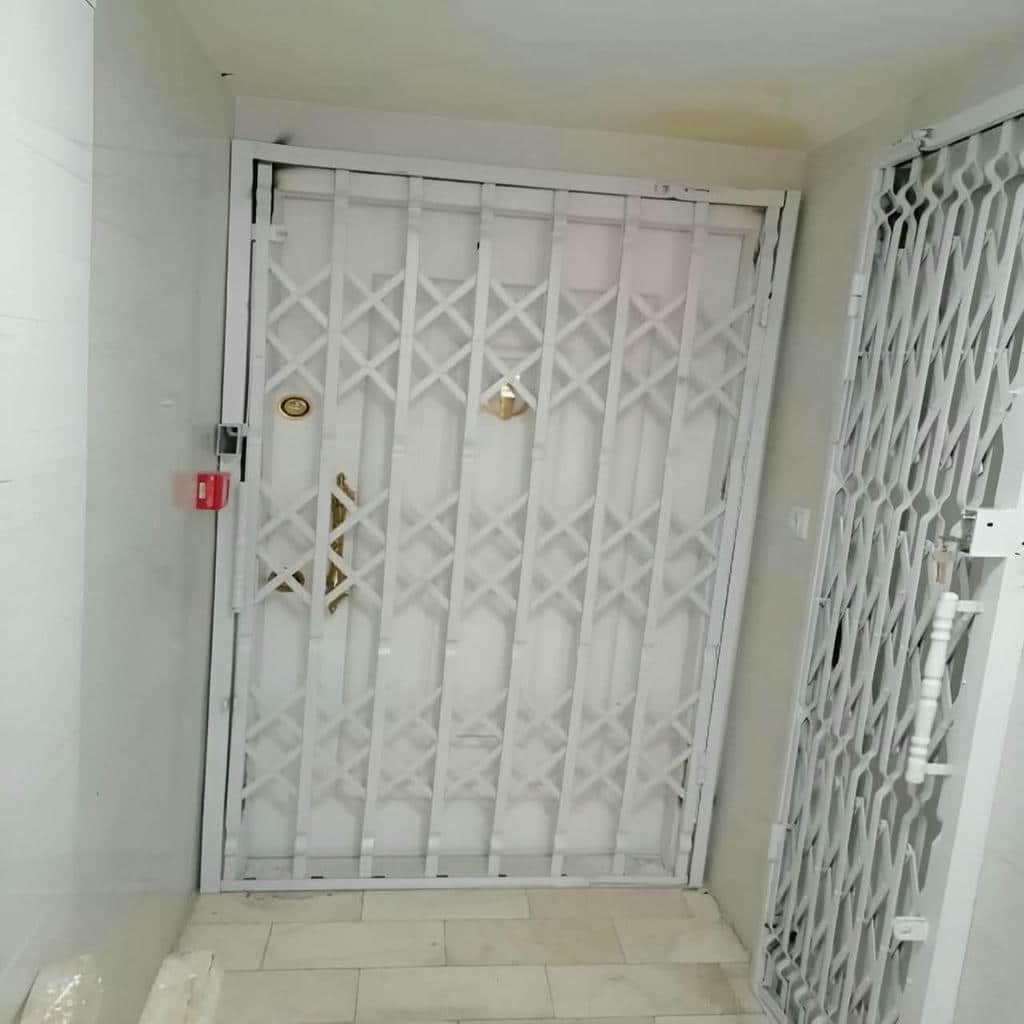 اجرای درب آکاردئونی طرح دار لوزی با شبکه منظم