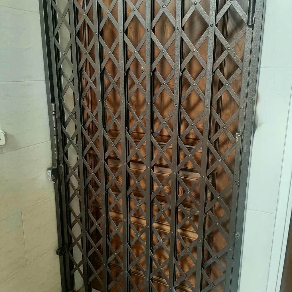سفارش درب آکاردئونی سفید طلایی بر اساس ابعاد دهانه