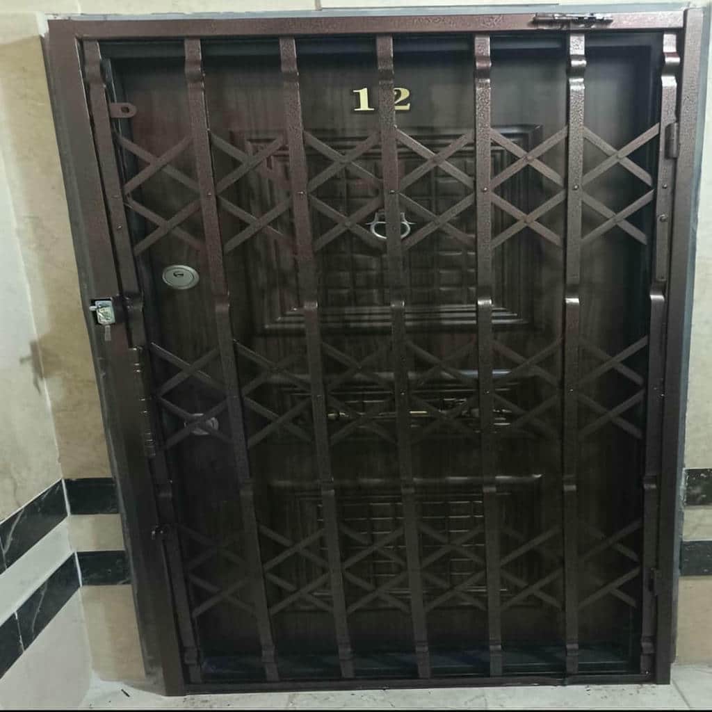 اجرای درب آکاردئونی شیک قفل دار با شبکه منظم اجرای درب آکاردئونی شیک قفل دار با شبکه منظم