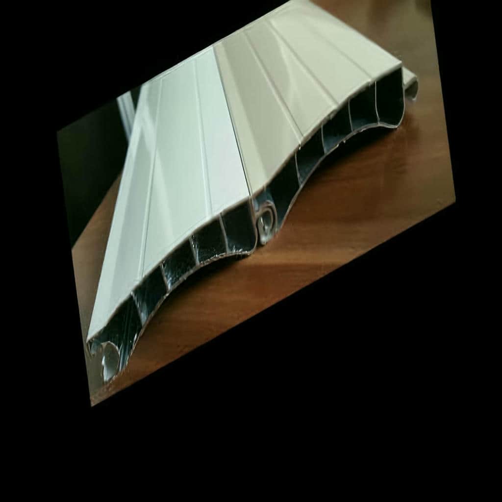 کرکره آلومینیومی مغازه هماهنگ با رنگ نمای فروشگاه