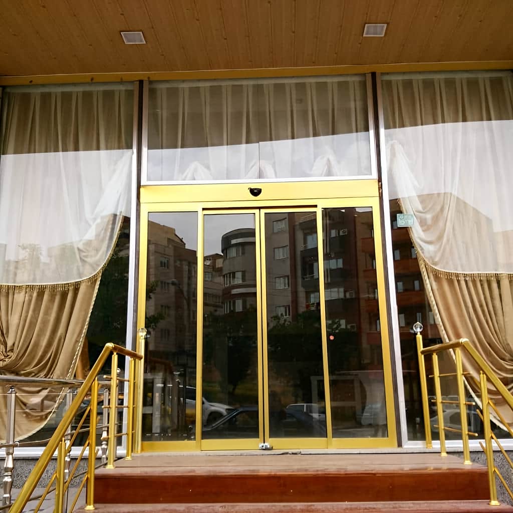 درب شیشه ای ورودی اداری با فریم مشکی