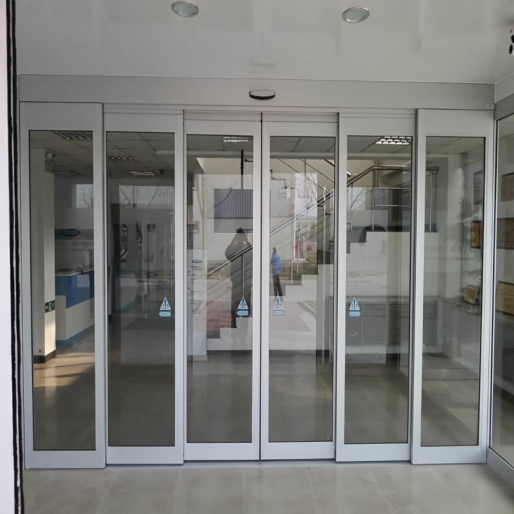 اجرای ریل تقویت‌شده درب اتوماتیک شیشه ای
