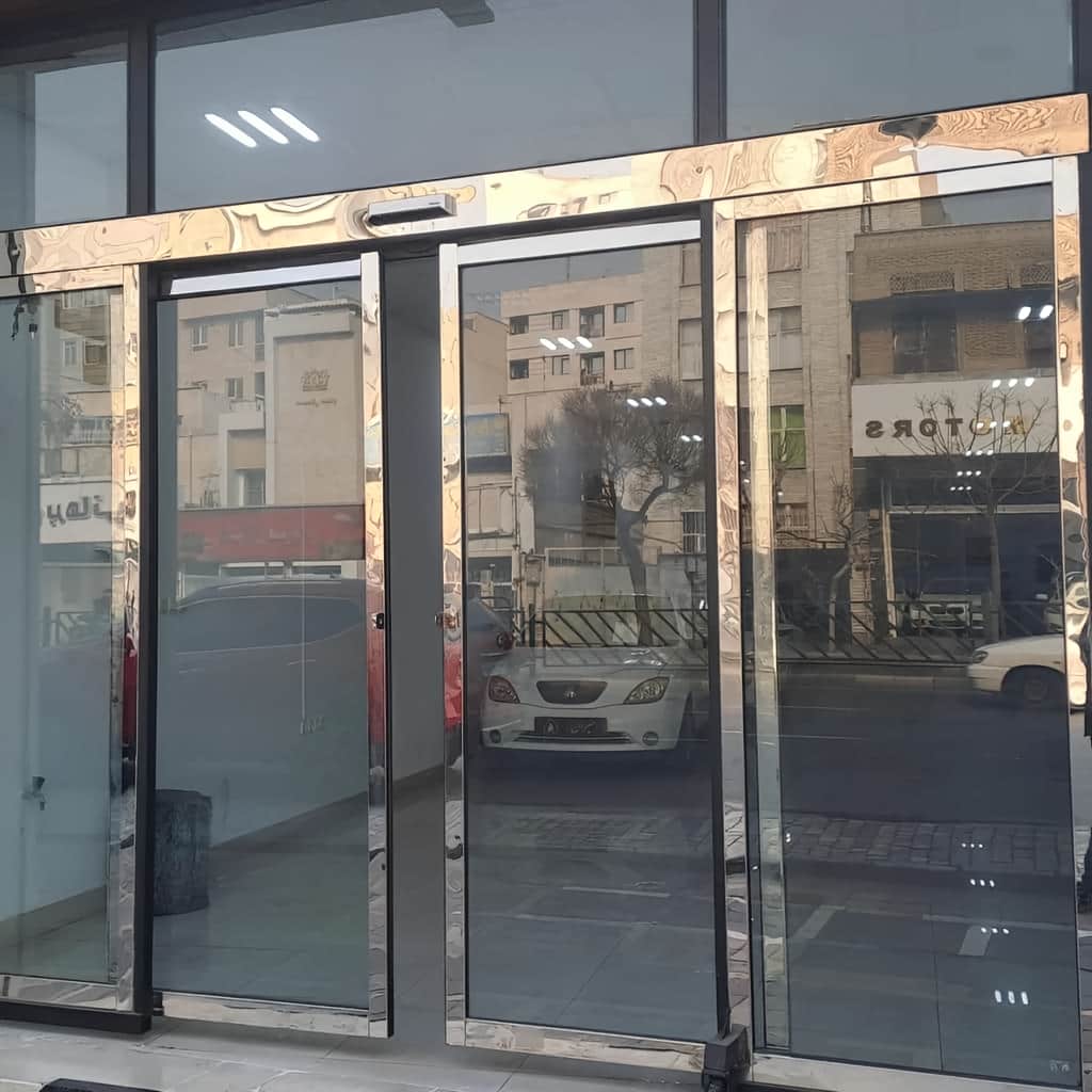 نصب درب شیشه‌ای اتوماتیک دولنگه برای فروشگاه