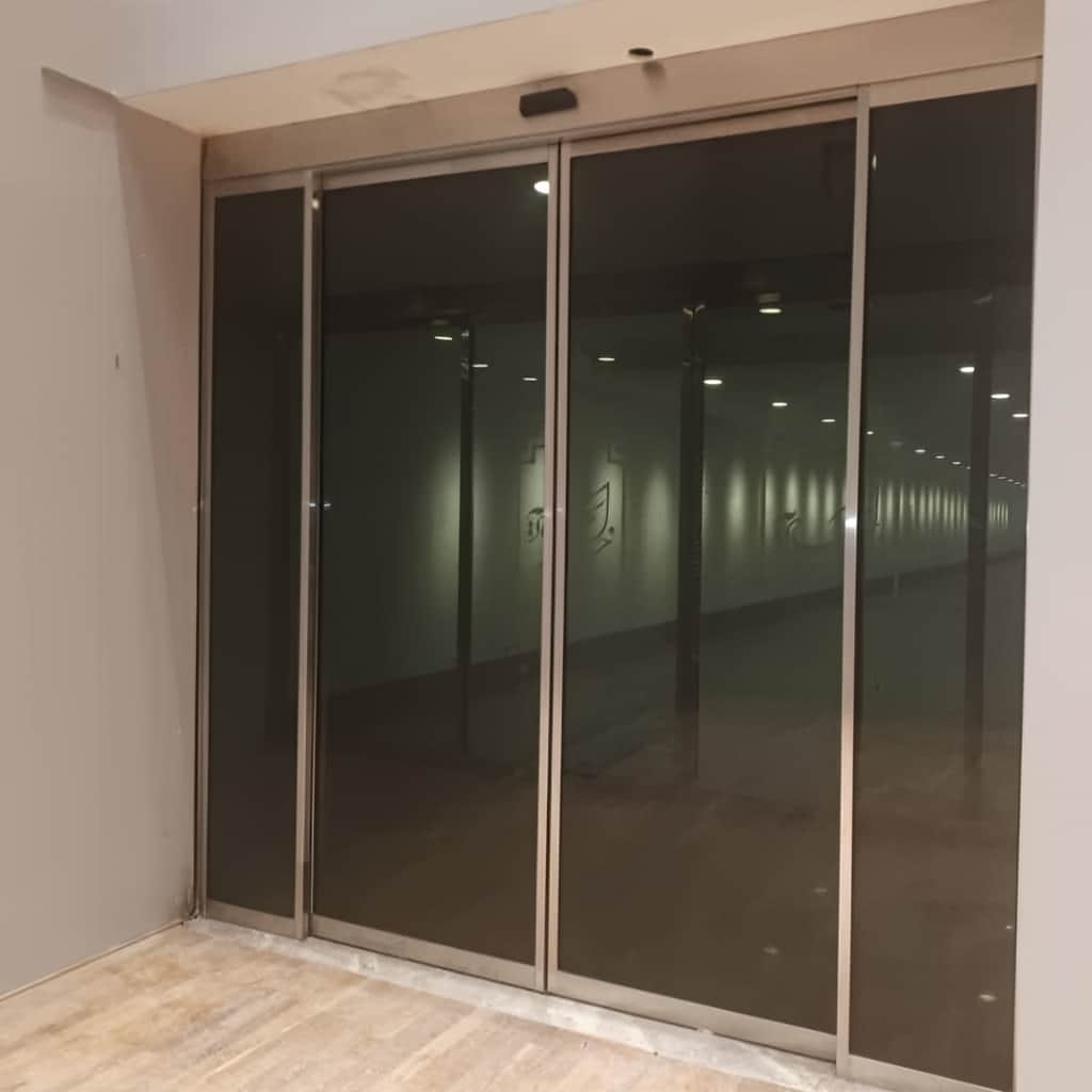 ساخت درب اتوماتیک شیشه‌ای منحنی برای نمای تجاری