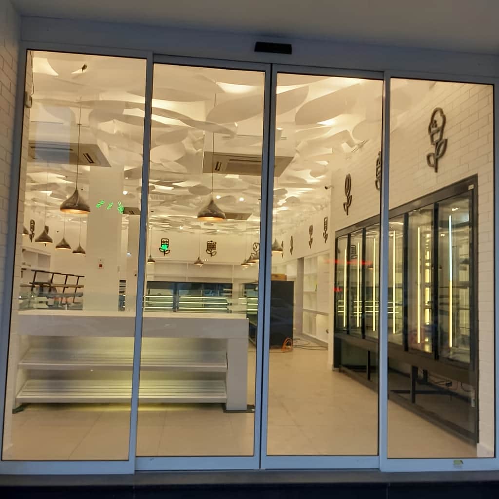 طرح شفاف درب شیشه ای کشویی دو لت فروشگاهی