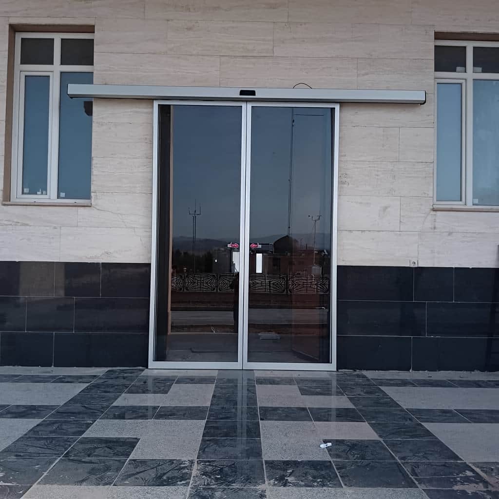 ساخت درب شیشه ای بانک با شیشه سکوریت
