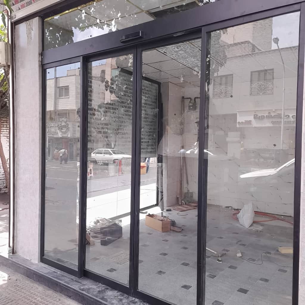 نمای متقارن درب شیشه ای اتوماتیک کشویی دو لت
