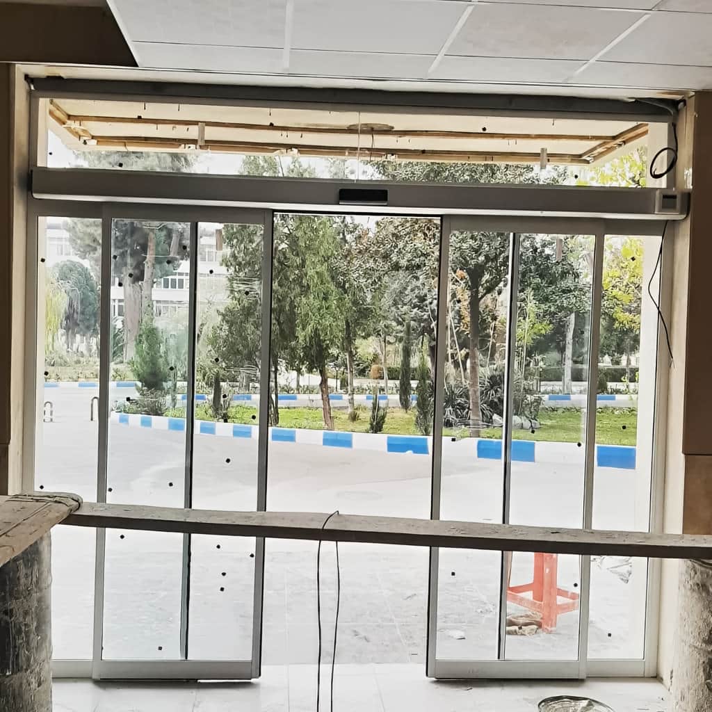اجرای درب شیشه ای لولایی کارتخوان اداری