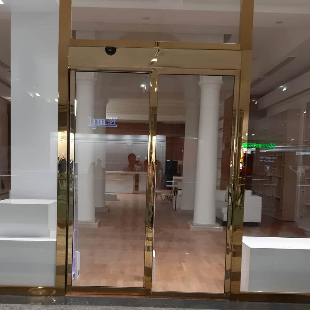 اجرای درب شیشه ای گردان تمام شیشه در لابی