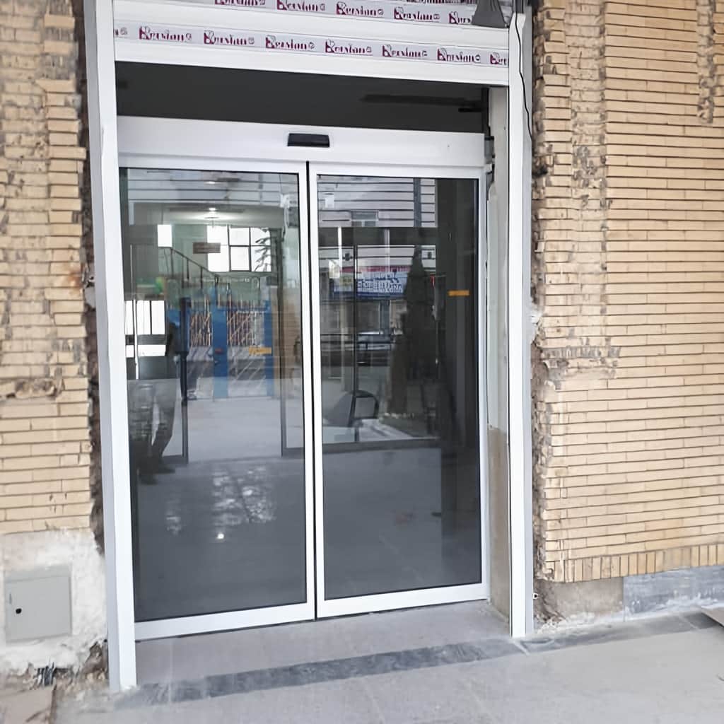 نصب درب اتوماتیک شیشه ای لولایی فریملس نصب درب اتوماتیک شیشه ای لولایی فریملس