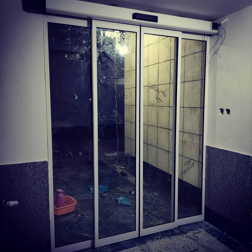 سفارش درب شیشه ای گردان سه باله برای لابی