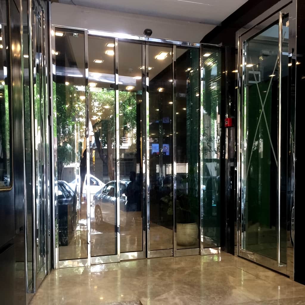 نصب درب شیشه ای اتوماتیک کشویی دو لت فریم‌لس