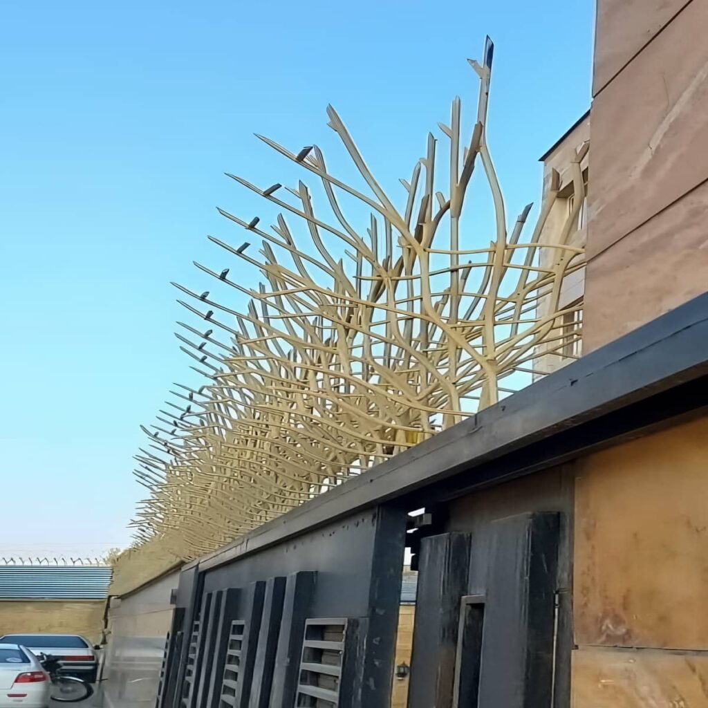 نصب حفاظ میلگرد آجدار روی تاج دیوار