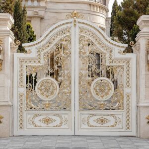 12 نمونه درب حیاط سفید طلایی