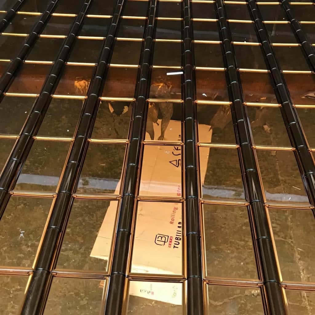 نصب کرکره برقی فروشگاه شفاف روی نمای ویترین