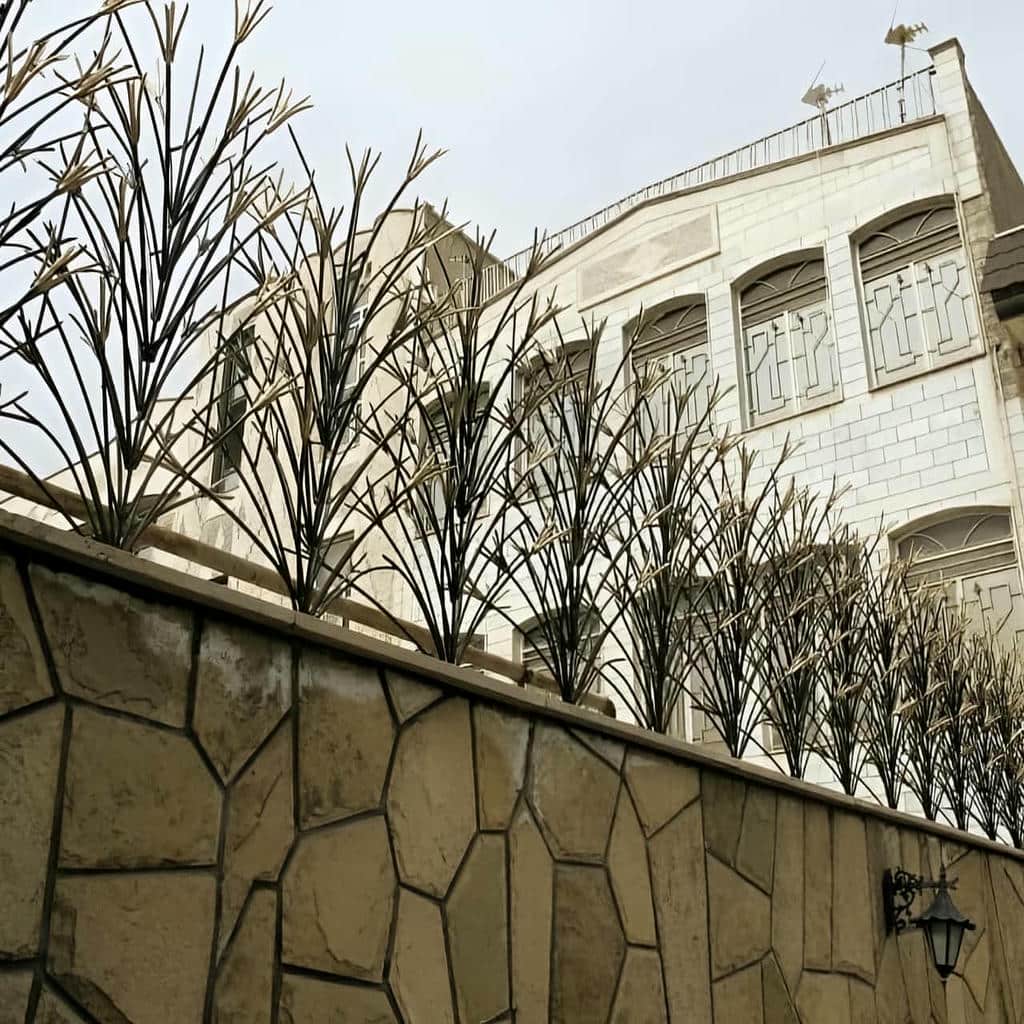 اجرای حفاظ لیلیوم دوبل روی تاج دیوار ویلا