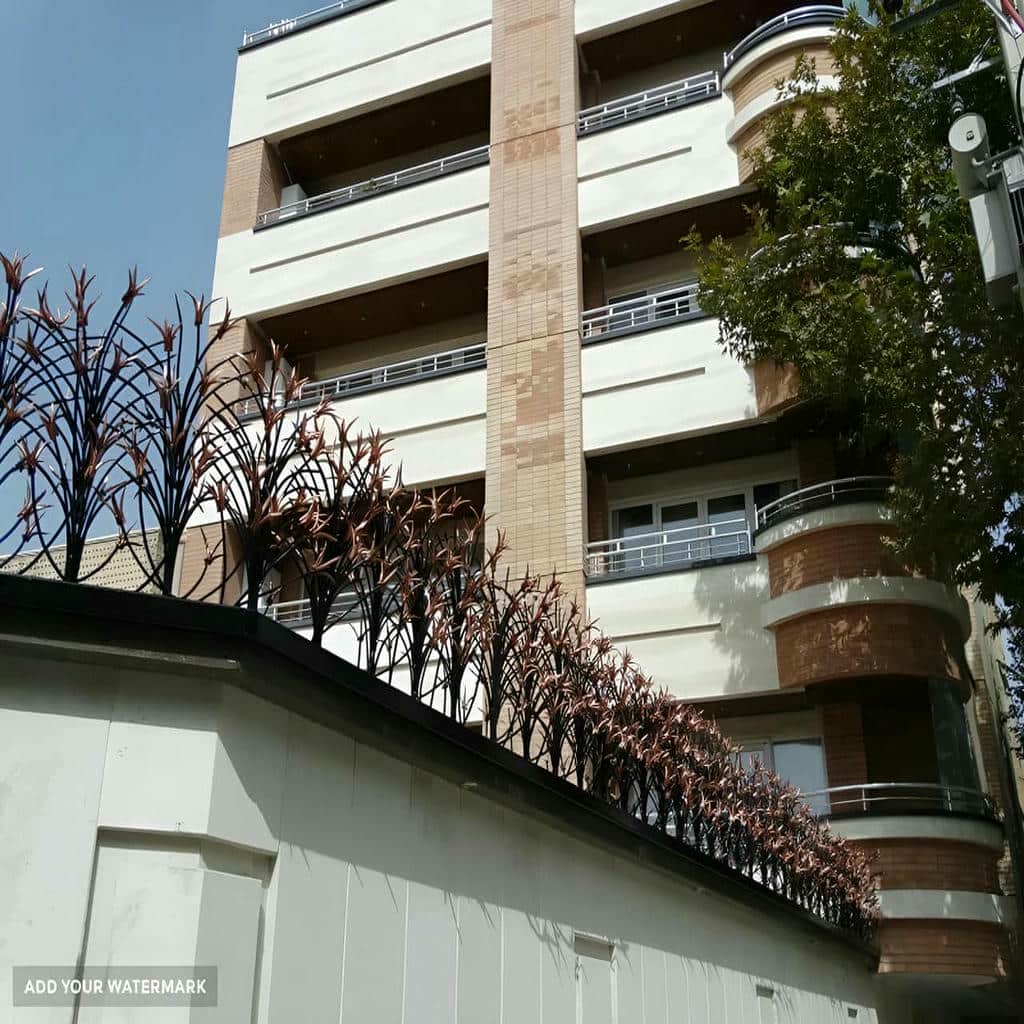 نصب حفاظ آبشاری روی دیوار ویلا نمای سنگی