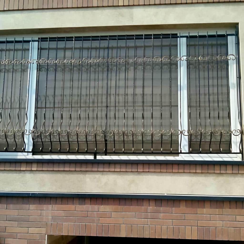 اجرای نرده پنجره فرفورژه با مدالیون مرکزی اجرای نرده پنجره فرفورژه با مدالیون مرکزی