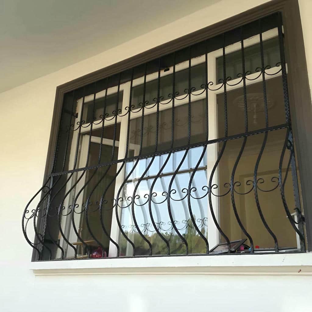 نصب حفاظ پنجره ویلایی روی نمای باغ