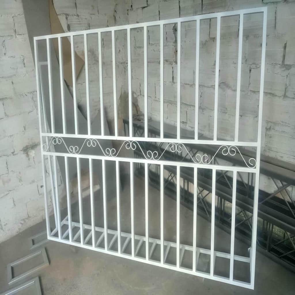 نصب حفاظ پنجره طرح دار لیزری روی کلاف مقاوم
