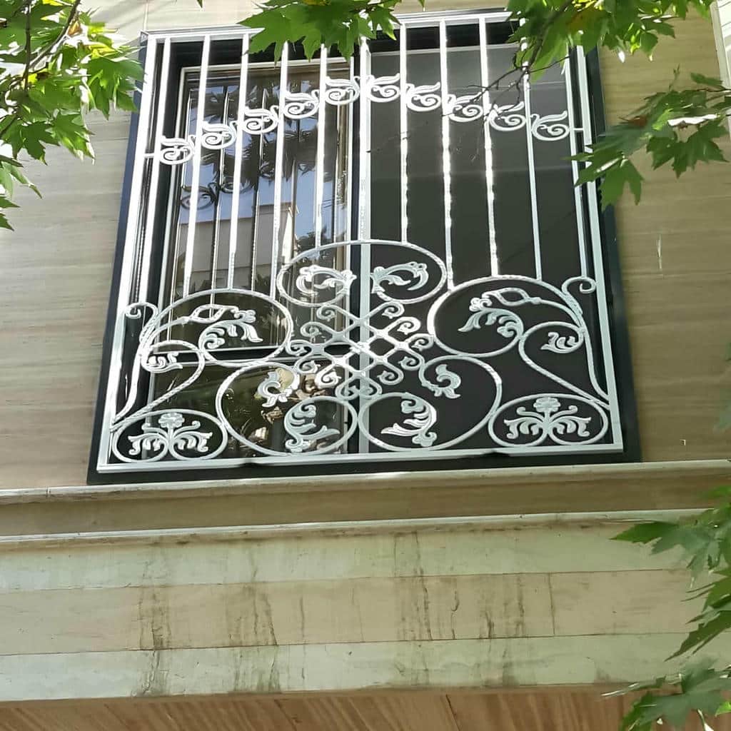 سفارش حفاظ پنجره فرفورژه با گل‌های گوشه‌ای