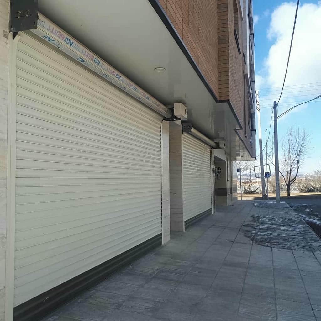 خدمات نصب کرکره برقی مدرن نمای تجاری