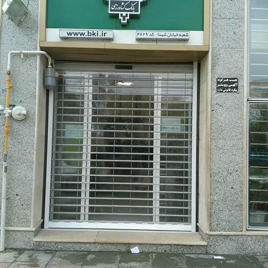 نصب کرکره برقی رنگی نمای فروشگاه با ریل هماهنگ